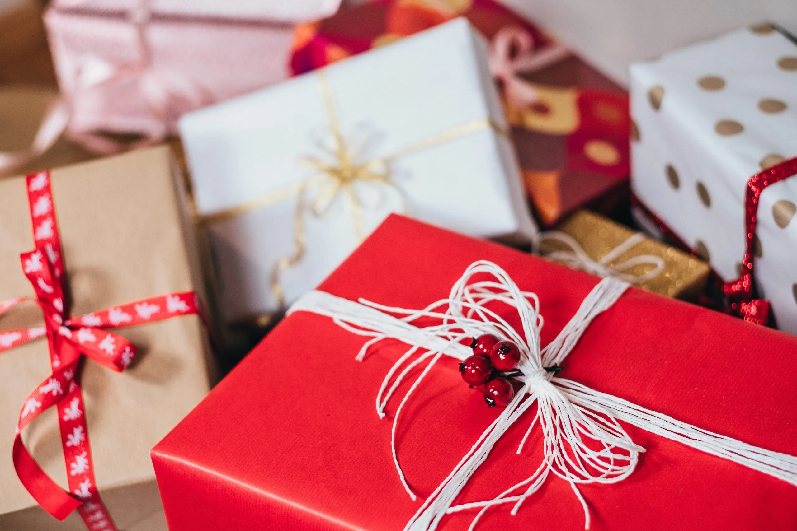 Why are personalized gifts a better option for gifting purposes?
